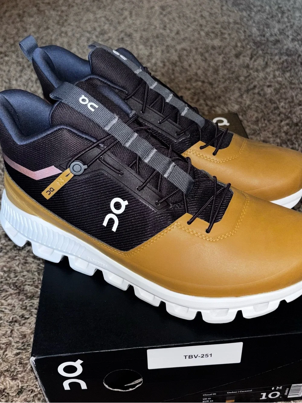 On Cloud Hi Umber Caramel Size 10 Swiss Engineering Sneakers Running Shoes NIB - Picture 1 of 7